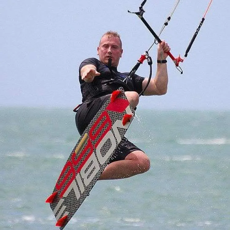 Derek Johnson, Technical Director of Cirrus Design Studio, kitesurfing